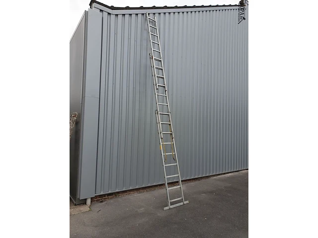 Lot 25 - driedelige aluminium ladder - afbeelding 2 van  4