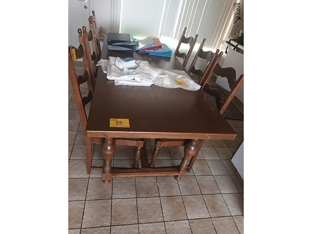 Lot 25 - houten eetkamer tafel - afbeelding 1 van  3