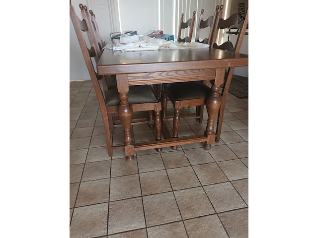 Lot 25 - houten eetkamer tafel - afbeelding 2 van  3