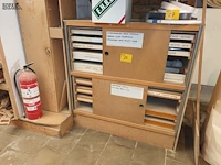 Lot 25 - houten kasten met inhoud. 2 stuks - afbeelding 1 van  3