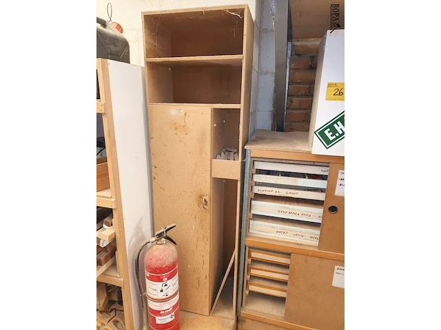 Lot 25 - houten kasten met inhoud. 2 stuks - afbeelding 2 van  3