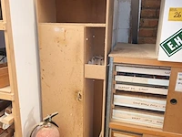 Lot 25 - houten kasten met inhoud. 2 stuks - afbeelding 2 van  3