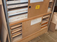 Lot 25 - houten kasten met inhoud. 2 stuks - afbeelding 3 van  3