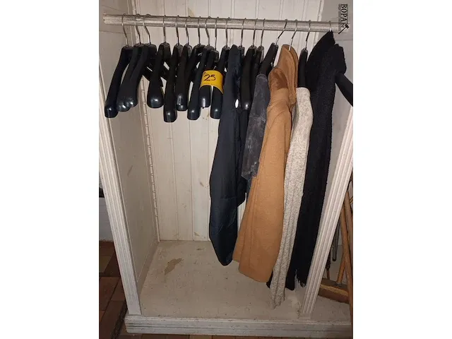 Lot 25 - kledij en kleerhangers - afbeelding 1 van  3