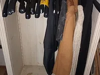 Lot 25 - kledij en kleerhangers - afbeelding 1 van  3