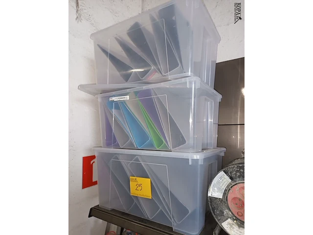 Lot 25 - kunststof bakken met ringmappen. 3 stuks - afbeelding 1 van  2