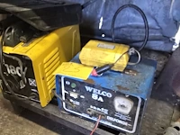 Lot 25 - lastoestel en batterijlader en compressor - afbeelding 1 van  3