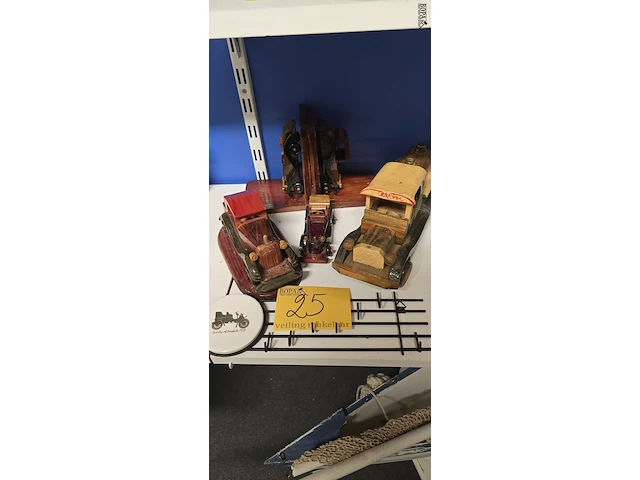 Lot 25 - lotje houten autootjes , boeksteunders en kapstok - afbeelding 1 van  5