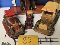 Lot 25 - lotje houten autootjes , boeksteunders en kapstok - afbeelding 1 van  5