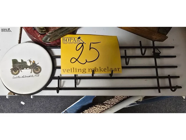 Lot 25 - lotje houten autootjes , boeksteunders en kapstok - afbeelding 2 van  5
