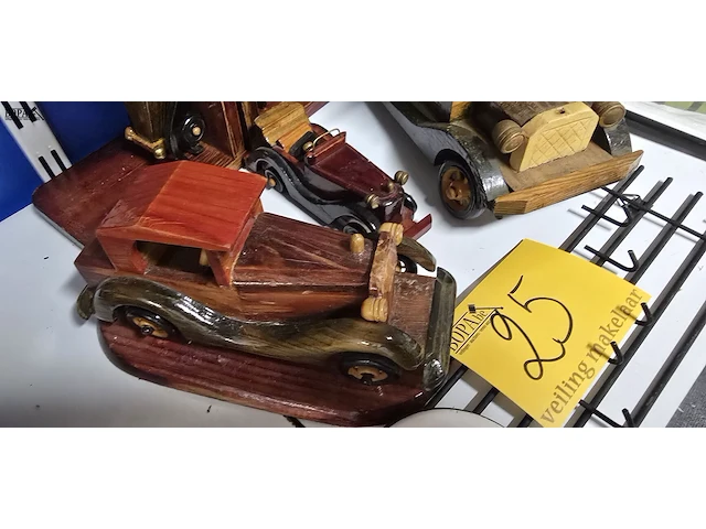 Lot 25 - lotje houten autootjes , boeksteunders en kapstok - afbeelding 3 van  5