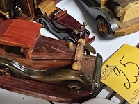 Lot 25 - lotje houten autootjes , boeksteunders en kapstok - afbeelding 3 van  5