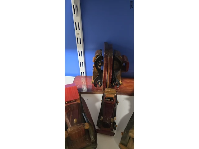 Lot 25 - lotje houten autootjes , boeksteunders en kapstok - afbeelding 4 van  5