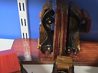 Lot 25 - lotje houten autootjes , boeksteunders en kapstok - afbeelding 4 van  5