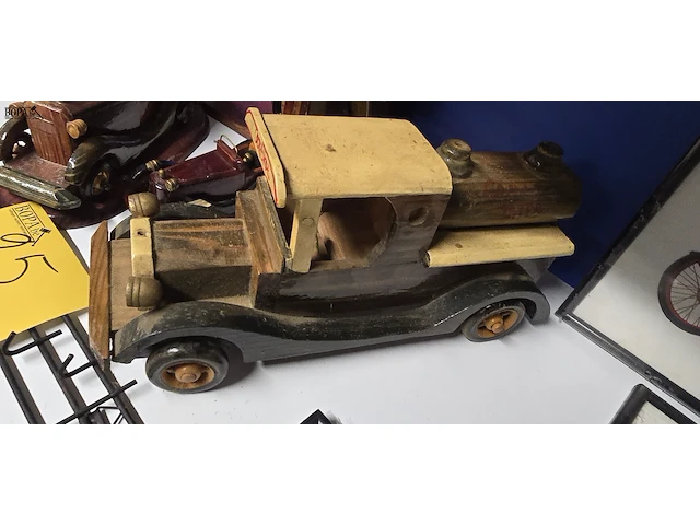 Lot 25 - lotje houten autootjes , boeksteunders en kapstok - afbeelding 5 van  5