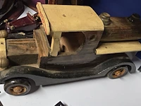 Lot 25 - lotje houten autootjes , boeksteunders en kapstok - afbeelding 5 van  5