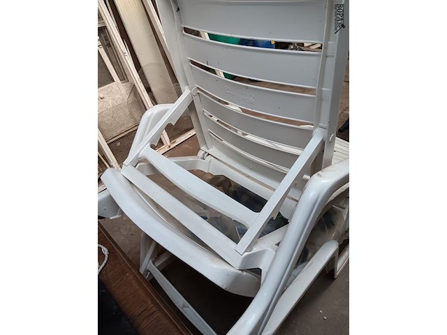 Lot 25 - pvc ligzetels. 2 stuks - afbeelding 2 van  3