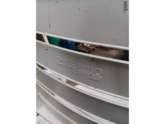 Lot 25 - pvc ligzetels. 2 stuks - afbeelding 3 van  3