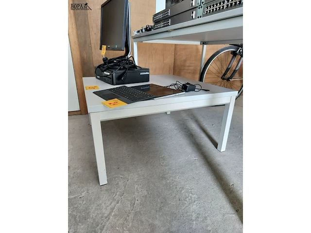 Lot 25 - vierkante lage tafel - afbeelding 1 van  2