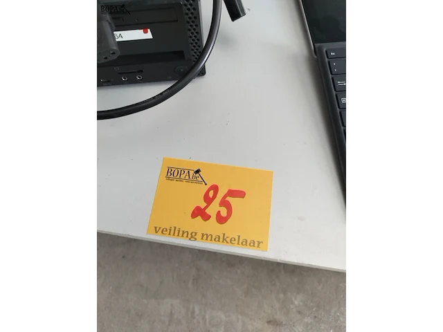 Lot 25 - vierkante lage tafel - afbeelding 2 van  2