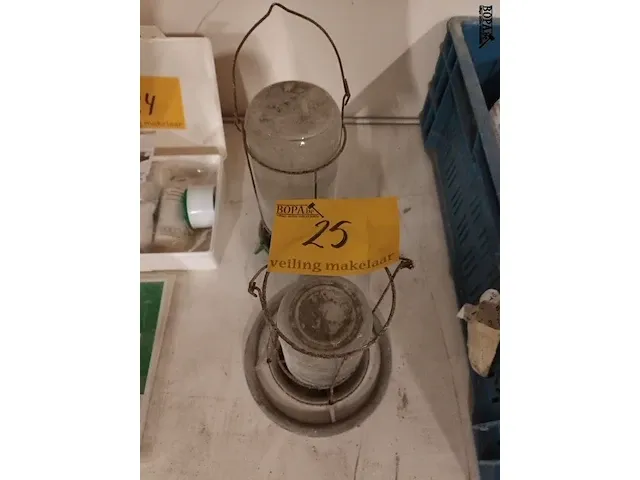 Lot 25 - vogel drinkbakjes. 2 stuks - afbeelding 1 van  3