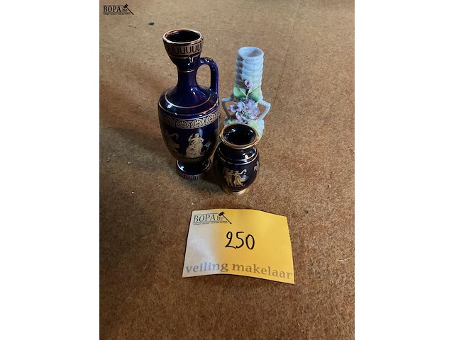 Lot 250 - vaasjes grieks handmade 24 k goud/porselein - afbeelding 1 van  4