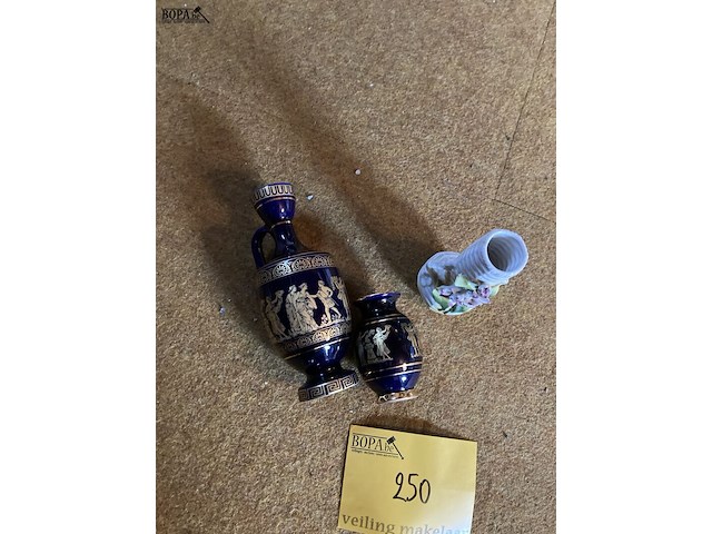 Lot 250 - vaasjes grieks handmade 24 k goud/porselein - afbeelding 4 van  4