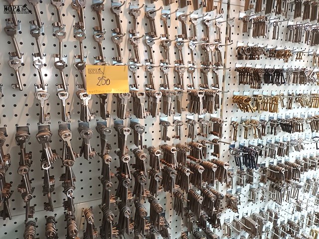 Lot 250 - wandrek met bloksleutels. ca. 4500 stuks - afbeelding 1 van  4