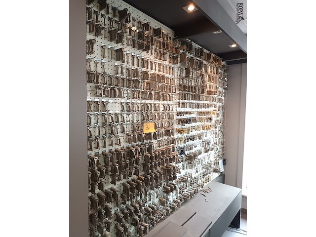 Lot 250 - wandrek met bloksleutels. ca. 4500 stuks - afbeelding 2 van  4