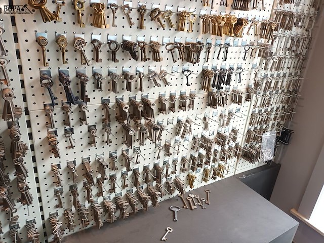 Lot 250 - wandrek met bloksleutels. ca. 4500 stuks - afbeelding 3 van  4