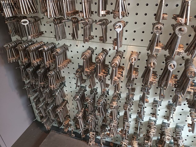 Lot 250 - wandrek met bloksleutels. ca. 4500 stuks - afbeelding 4 van  4