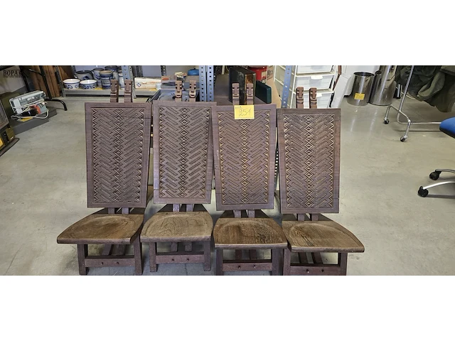 Lot 251 - afrikaanse stoelen 4 stuks - afbeelding 1 van  4