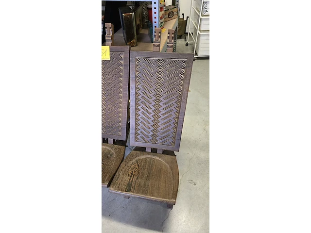 Lot 251 - afrikaanse stoelen 4 stuks - afbeelding 2 van  4