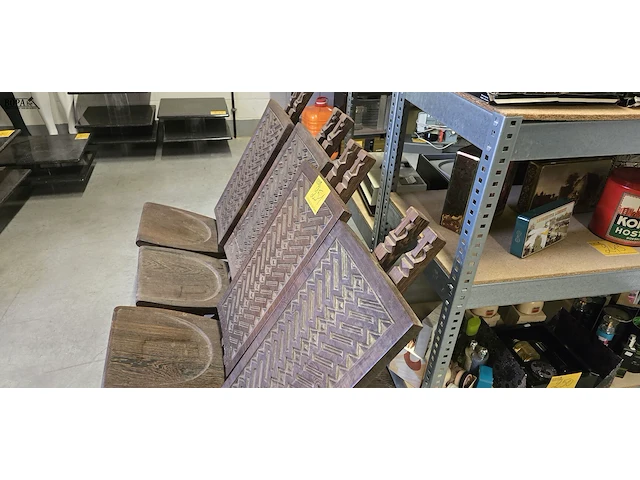 Lot 251 - afrikaanse stoelen 4 stuks - afbeelding 4 van  4