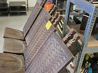 Lot 251 - afrikaanse stoelen 4 stuks - afbeelding 4 van  4