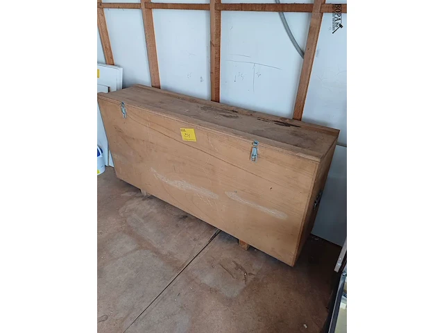 Lot 251 - houten opbergkist - afbeelding 1 van  4