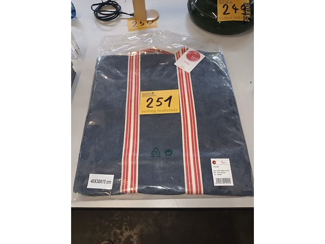 Lot 251 - tint tote bag - afbeelding 1 van  4