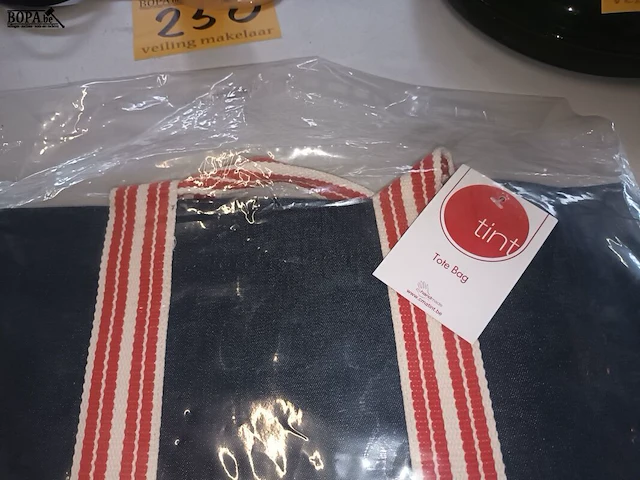 Lot 251 - tint tote bag - afbeelding 4 van  4