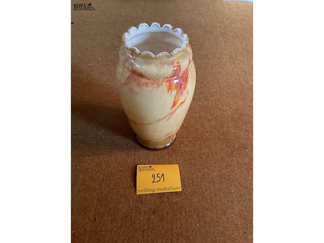 Lot 251 - vaas in opaline glas art deco met kartelrand gemarmerd - afbeelding 1 van  2