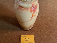 Lot 251 - vaas in opaline glas art deco met kartelrand gemarmerd - afbeelding 1 van  2