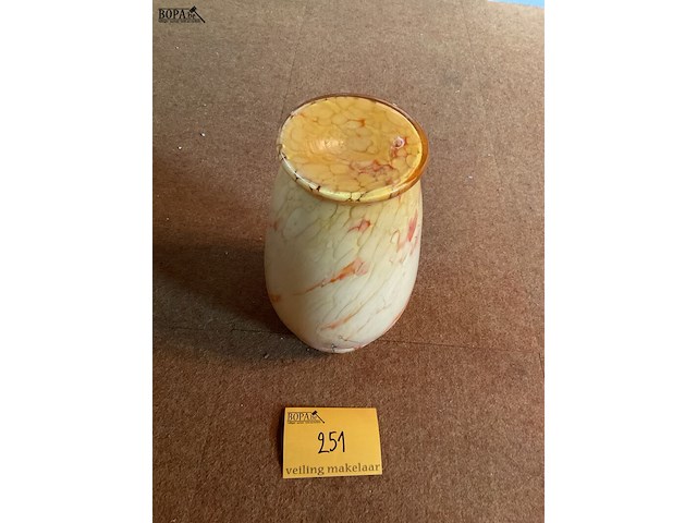 Lot 251 - vaas in opaline glas art deco met kartelrand gemarmerd - afbeelding 2 van  2