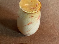 Lot 251 - vaas in opaline glas art deco met kartelrand gemarmerd - afbeelding 2 van  2