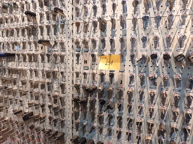 Lot 251 - wandrek met cilindersleutels. ca. 8000 stuks - afbeelding 1 van  3