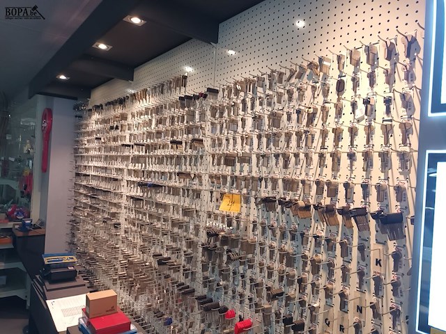 Lot 251 - wandrek met cilindersleutels. ca. 8000 stuks - afbeelding 2 van  3