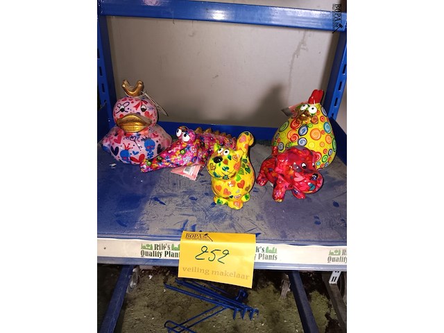 Lot 252 - beeldjes pomme pidou. 5 stuks - afbeelding 1 van  2