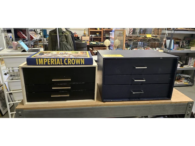 Lot 252 - complete bestekkofers 2 stuks en doos nieuwe couverts - afbeelding 1 van  10