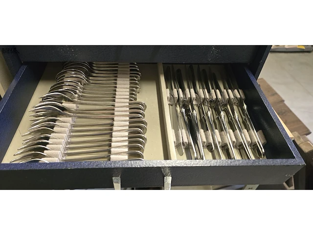 Lot 252 - complete bestekkofers 2 stuks en doos nieuwe couverts - afbeelding 4 van  10