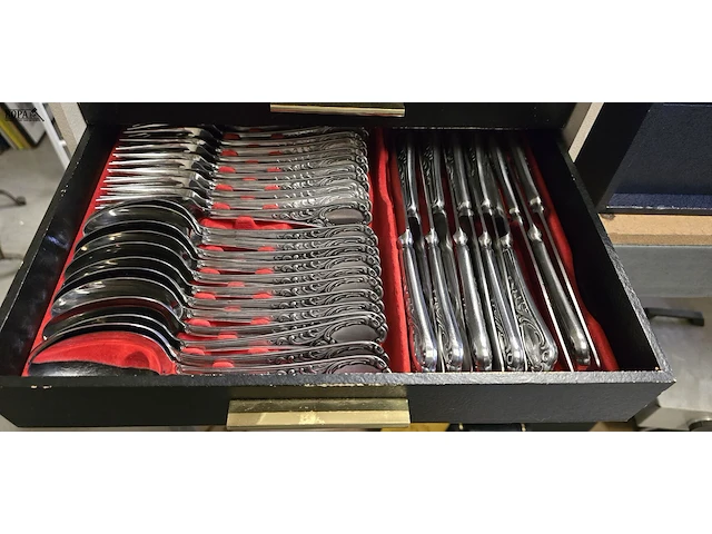 Lot 252 - complete bestekkofers 2 stuks en doos nieuwe couverts - afbeelding 6 van  10
