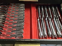 Lot 252 - complete bestekkofers 2 stuks en doos nieuwe couverts - afbeelding 7 van  10