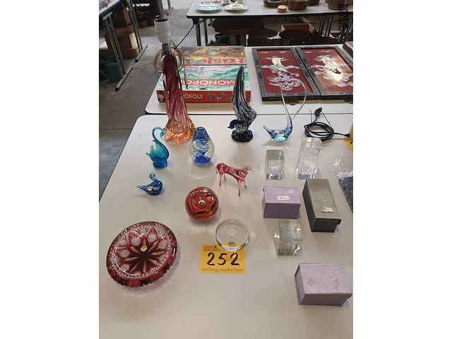 Lot 252 - decoratie in kristal en glas. 13 stuks - afbeelding 1 van  4